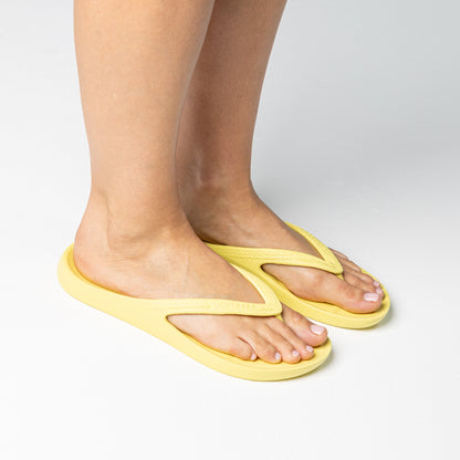Person walking on and off screen wearing Lemon Lightfeet Arch Support Thongs